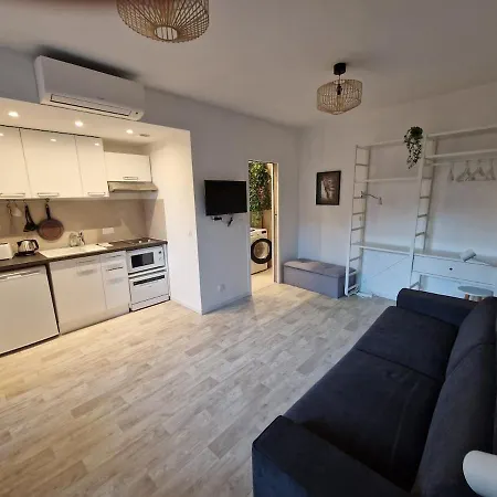 Renovated 25m2 Old Town דירה *